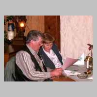 59-05-1137 7. Schirrauer Kirchspieltreffen 2004 - Das Ehepaar Meyer ist auch noch unentschlossen.JPG